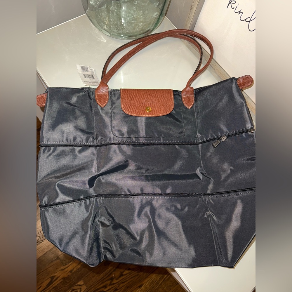 new Longchamp expandable tote in the color Magnet.